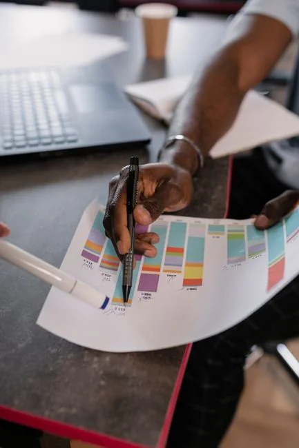 Une image conceptuelle d’une campagne hashtag affichée sur papier pour des stratégies marketing.