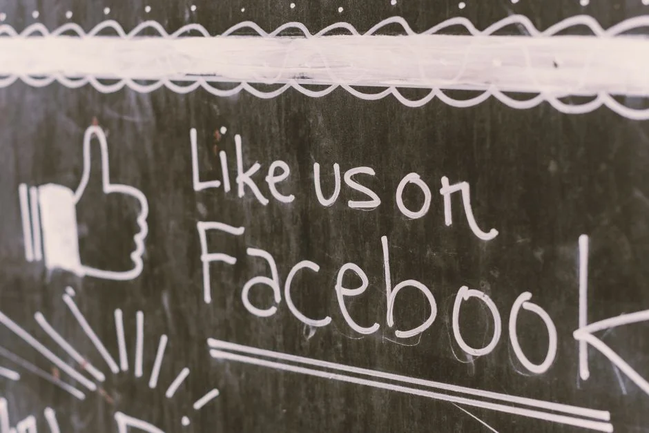Gros plan sur un appareil photo vintage placé à côté d’un texte sur le marketing des réseaux sociaux, sur fond brun.